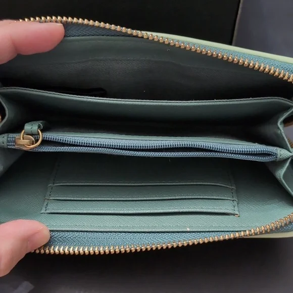 Fossil  Green All-around Zippered Wallet/Wristlet. - Picture 5 of 7